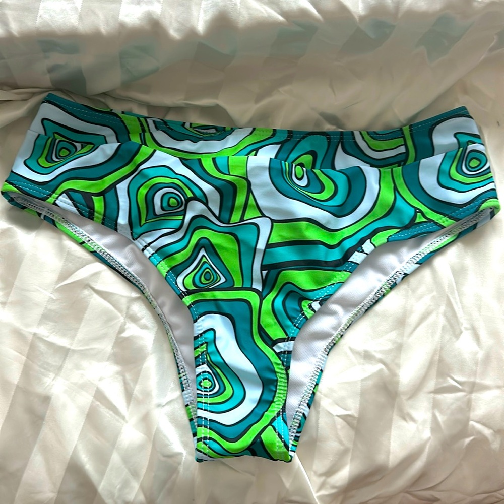 Super cute medium waisted bikini bottoms. NEVER WORN